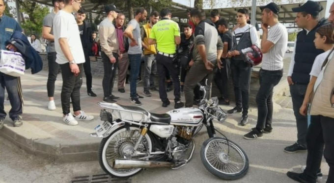 Motosiklet ile jip kafa kafaya çarpıştı