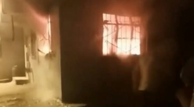 Alevlere teslim olan evi mahalleli kovalarla taşıdığı suyla söndürmeye çalıştı