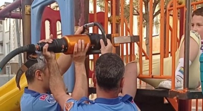 Bursa'da kaydırak demirlerine sıkışan çocuğu itfaiye böyle kurtardı