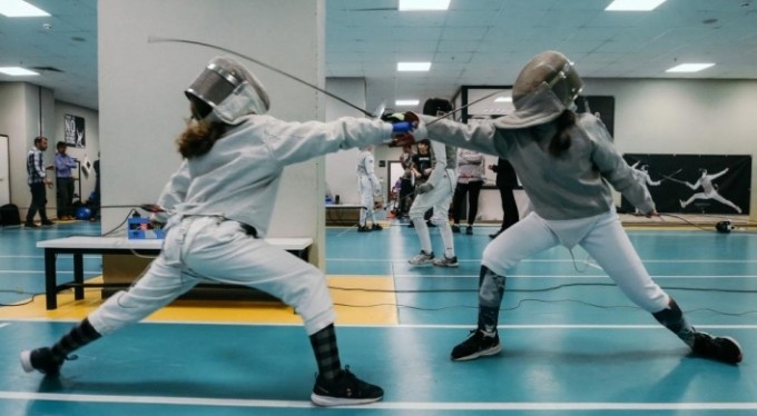 Eskrimde kılıçlar çekildi