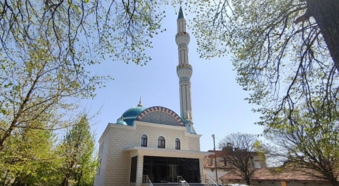 Kadınların ekmek yaparak yaptırdığı cami ibadete açıldı