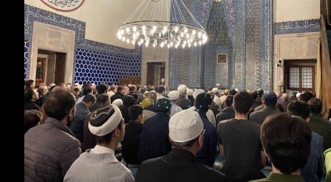 Bursa'da selatin camileri son teravih namazında doldu taştı