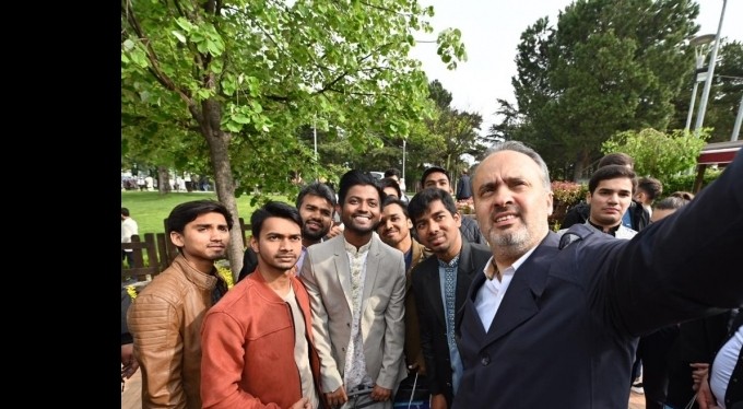 Alinur Aktaş 72 farklı ülkeden 350 öğrenciyle bayramlaştıktan sonra kahvaltı yaptı