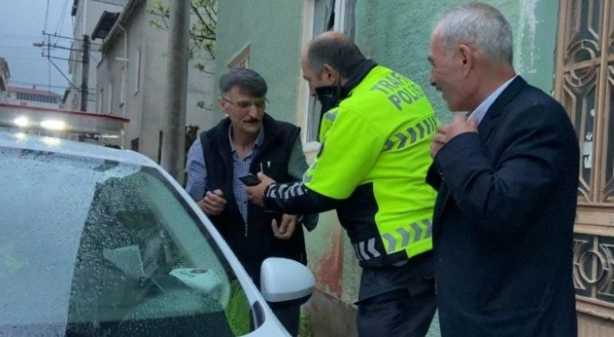 Alkollü yakalandı, sarılıp bayramlaştı