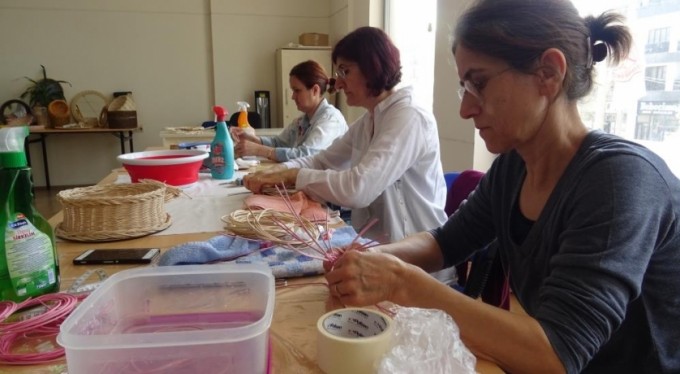 Sepetçilik kadınların elinde can buluyor