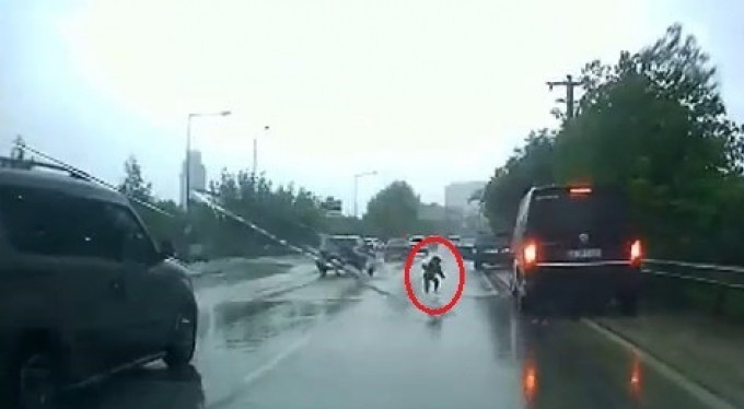 İnanılmaz kurtuluş, kapısı açılan arabadan yola düşen küçük çocuk ölümden döndü