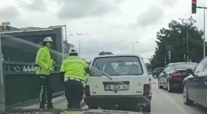 Bursa'da trafik polisinden takdir toplayan hareket
