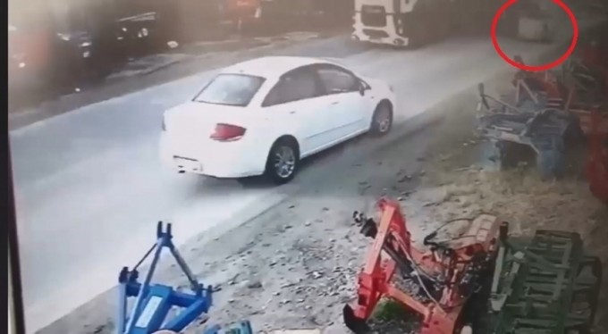 12 tonluk metal rulo yola düştü, araçlar ezilmekten son anda kurtuldu