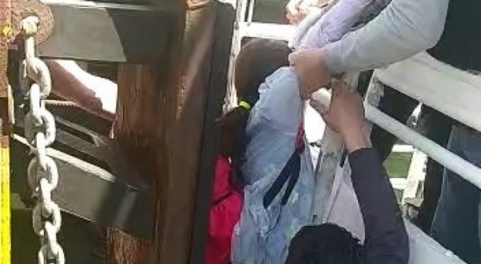 Feribottan indi, iskelede yürürken denize düştü