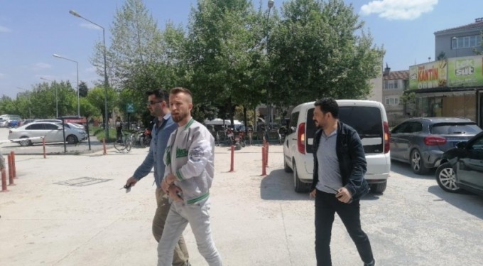 Kendisine tepki gösteren 2 kişiyi tabancayla yaralayan şüpheli adliyeye sevk edildi