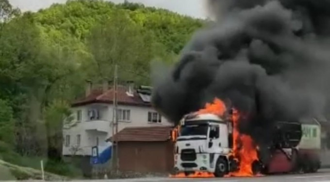 Cam yüklü tır cayır cayır yandı