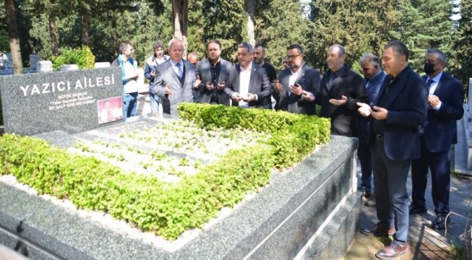 Bursaspor'un efsane başkanı İbrahim Yazıcı kabri başında anıldı