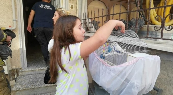 Küçük Elif'in yüzünü itfaiye ekipleri güldürdü