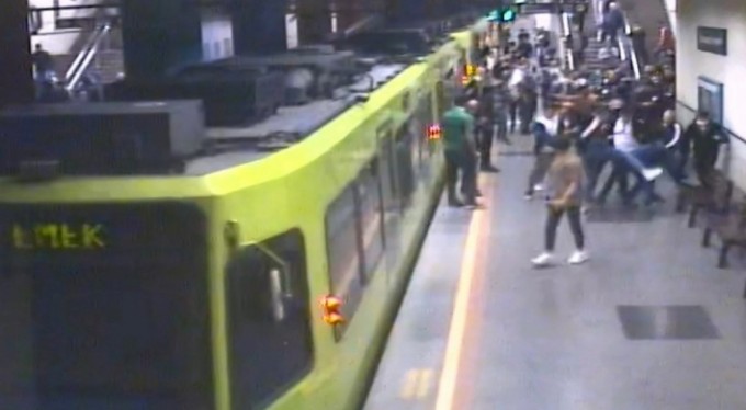 Metrodaki sigara kavgası güvenlik kamerasında