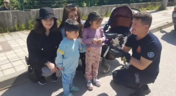 İki duvar arasına sıkışan kediyi itfaiye kurtardı