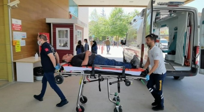 Makineye sıkışan işçi yaralandı