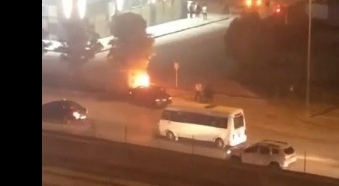 Seyir halindeki otomobil alev alev yandı