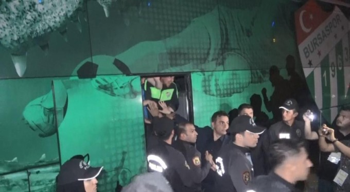 Küme düşen Bursaspor, stadyumdan 3 buçuk saatte çıkamadı
