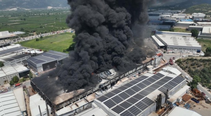Bursa'daki yangın sonrası hurda haline dönen fabrika havadan görüntülendi