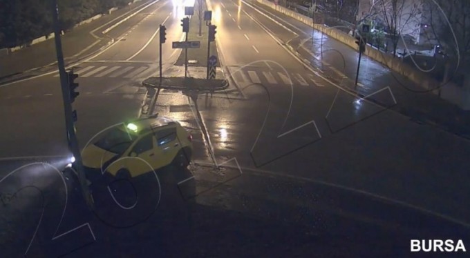 Yolun karşısına geçmek isteyen yayaya arabanın çarptığı anlar kameraya yansıdı