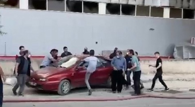 Bursa'daki fabrika yangınında otomobili böyle uzaklaştırdılar