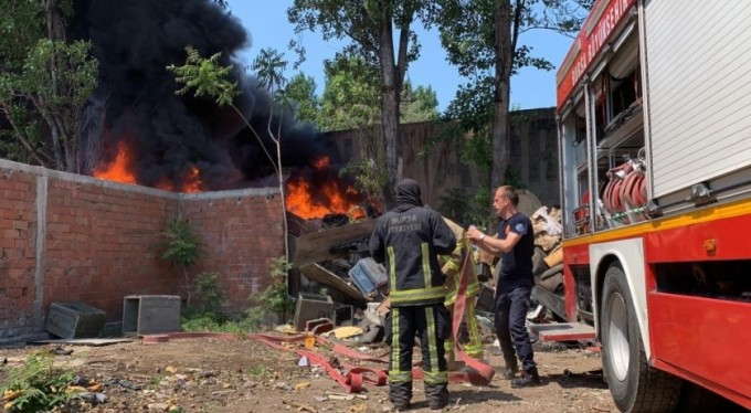 Bursa'da boşaltılan hurdalıktaki yangın paniğe neden oldu