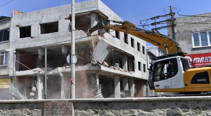 3 katlı kaçak bina yıkıldı
