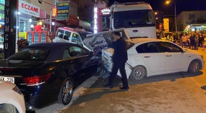 Bursa'da kamyonun 9 aracı biçtiği anlara ait yeni görüntüler ortaya çıktı