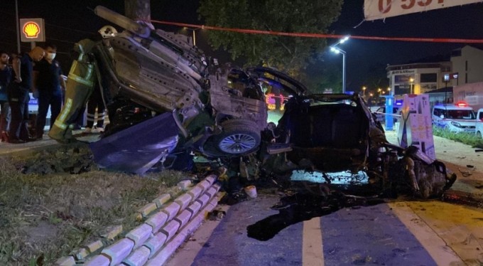 Parçalanan otomobilin sürücüsü astsubay hayatını kaybetti