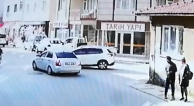 Bu kavşakta 350 kaza yaşandı; o anlar kameraya yansıdı