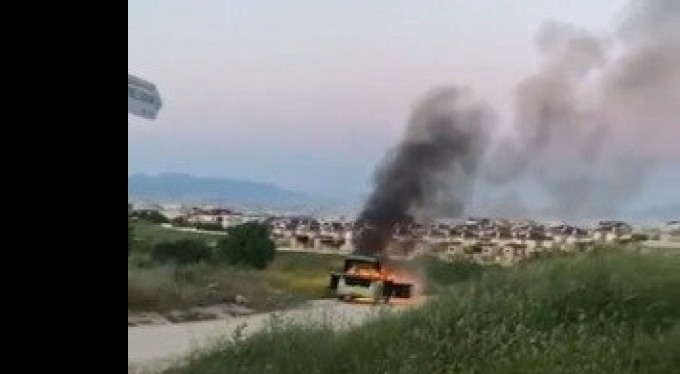 Bursa'da sahibinin gözü önünde aracı alev alev yandı