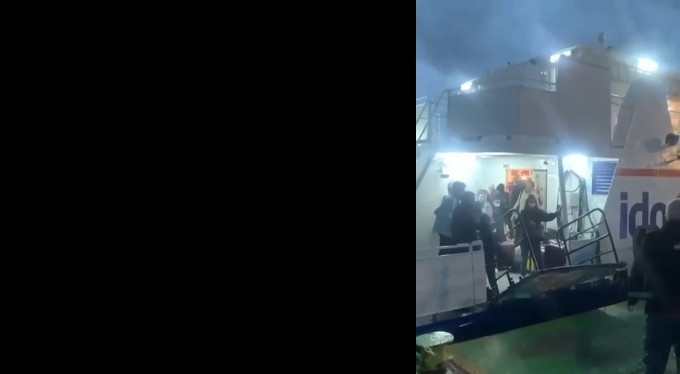 İstanbul-Bursa seferi yapan otobüste şemsiyeli yolculuk