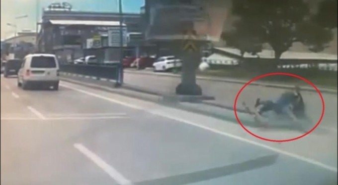 Bursa'da görülmemiş kaza..Motosiklet sürücüsünün ölümden döndüğü anlar kamerada