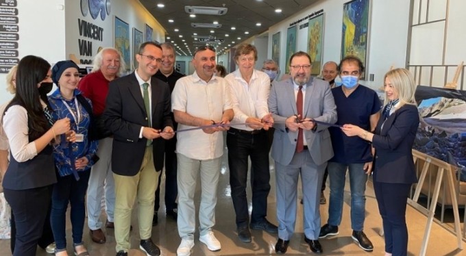 Medicana'dan Kanserle Savaş Derneği yararına sergi