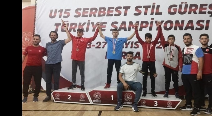 Bursa Büyükşehir Belediyesporlu güreşçi Emirhan Çetin Türkiye şampiyonu