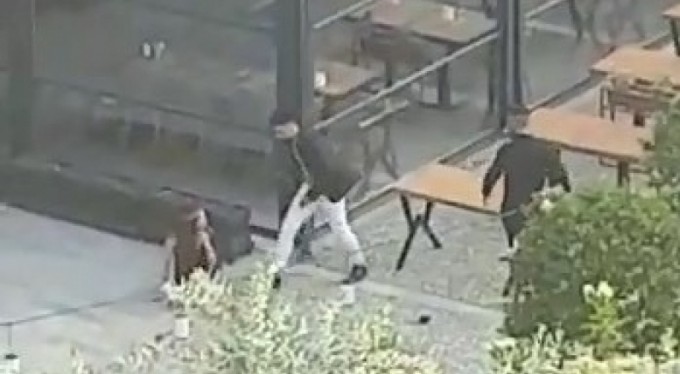 Kız arkadaşını sokak ortasında darp etti