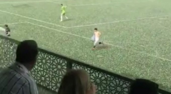 Futbolcular doluya böyle yakalandı...Bursa'da maçı durduran dolu