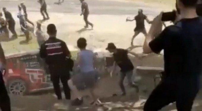 Rallide sürücülerin arasına daldı, facia böyle teğet geçti