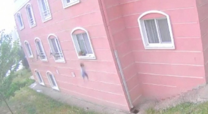 Bursa'da çocuğun 5. kattan düşme anı kamerada