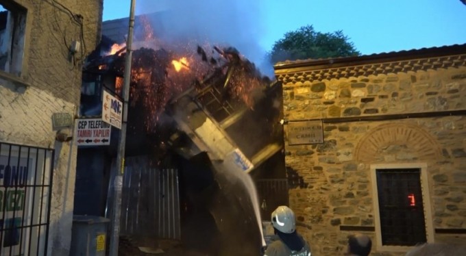 İtfaiye eri binanın altında kalmaktan son anda kurtuldu