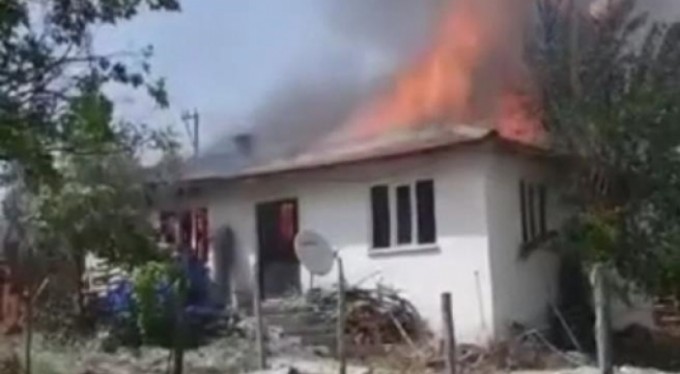 Bursa'da çıkan yangında iki ev ve bir traktör küle döndü