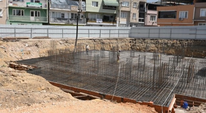 Bursa'da Altıkurnalar Camii için ilk harç