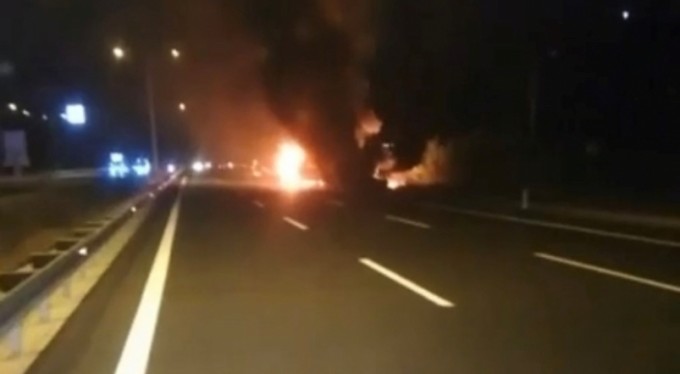 Seyir halindeki kamyonet alev alev yandı