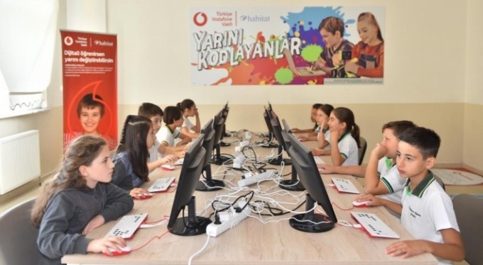 Vodafone, elektronik atıkları Bursalı çocuklar için kodlama sınıfına dönüştürdü