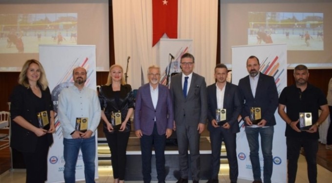 Spor Şenlikleri'nde görev alanlara teşekkür plaketi