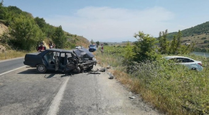 Otomobiller kafa kafaya çarpıştı: 4 yaralı