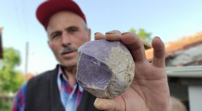 Tarlasında çıkan taşların servet değerinde olduğunu çalındıktan sonra anladı