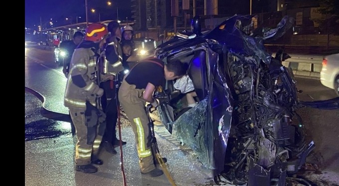 Hurdaya dönen otomobilde sıkıştığı yerden yaralı olarak kurtarıldı