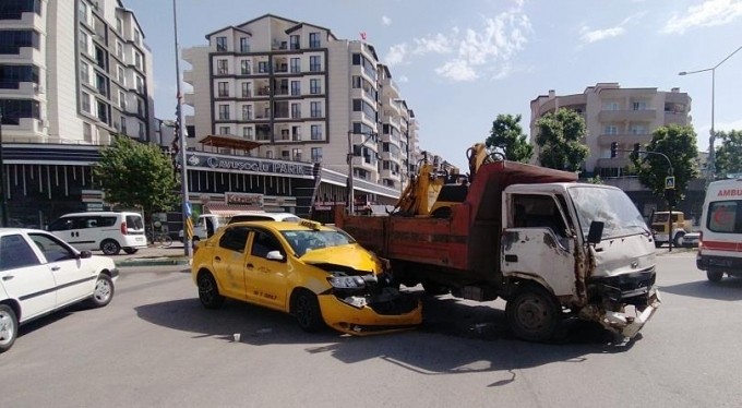 Bursa'daki feci kaza güvenlik kamerasına yansıdı