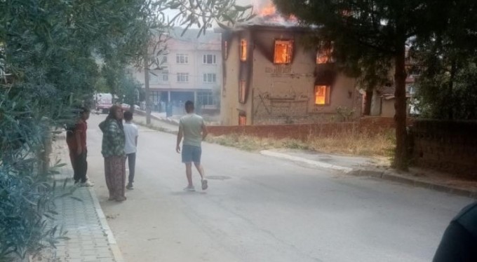Bursa'da ahşap ev alevlere teslim oldu